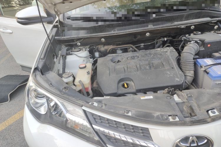 Used Toyota RAV4 2015 2.0L CVT Two-Wheel Drive Fashion Edition Engine Bay Right