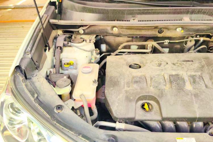 Used Toyota RAV4 2015 2.0L CVT Two-Wheel Drive Fashion Edition Engine Bay Right