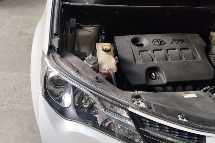 Used Toyota RAV4 2015 2.0L CVT Two-Wheel Drive Fashion Edition Engine Bay Right