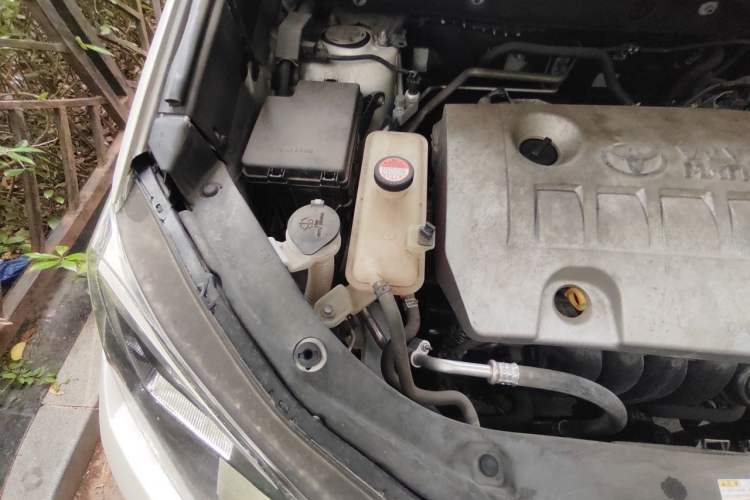 Used Toyota RAV4 2015 2.0L CVT Two-Wheel Drive Fashion Edition Engine Bay Right