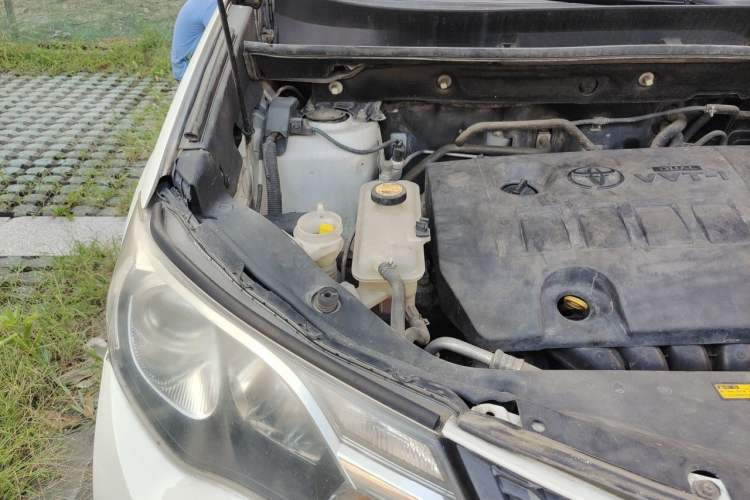 Used Toyota RAV4 2015 2.0L CVT Two-Wheel Drive Urban Edition Engine Bay Right