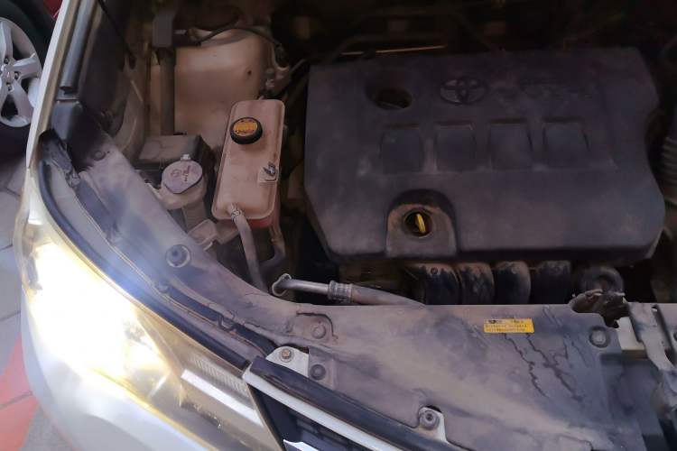 Used Toyota RAV4 2015 2.0L CVT Two-Wheel Drive Fashion Edition Engine Bay Right