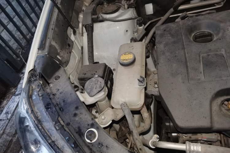 Used Toyota RAV4 2015 2.0L CVT Two-Wheel Drive Fashion Edition Engine Bay Right