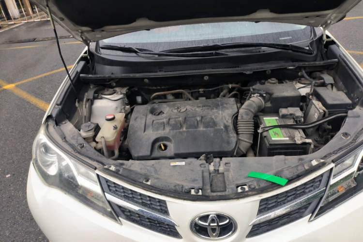 Used Toyota RAV4 2015 2.0L CVT Two-Wheel Drive Fashion Edition Engine Bay Right