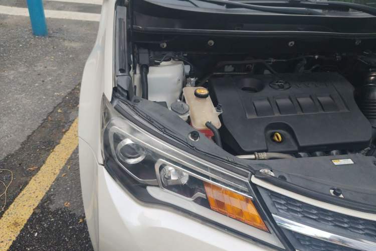 Used Toyota RAV4 2015 2.0L CVT Two-Wheel Drive Fashion Edition Engine Bay Right