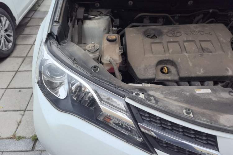 Used Toyota RAV4 2015 2.0L CVT Two-Wheel Drive Fashion Edition Engine Bay Right