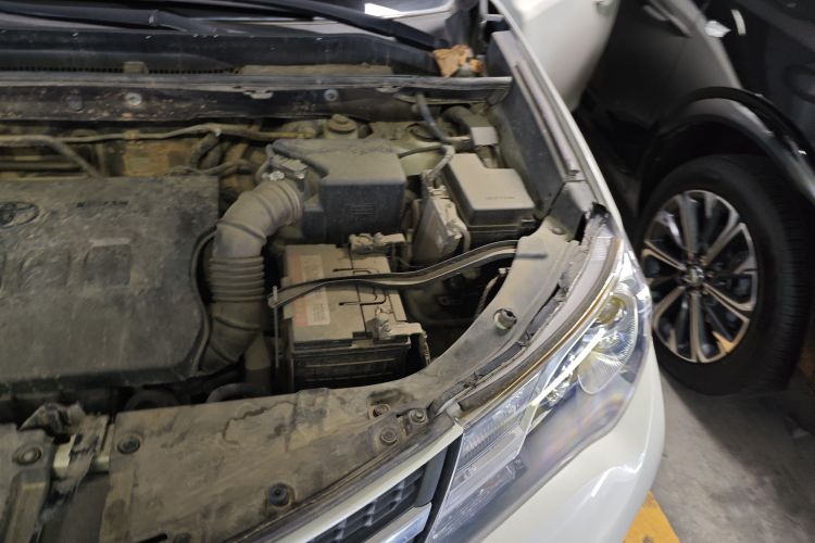 Used Toyota RAV4 2015 2.0L CVT Two-Wheel Drive Fashion Edition Engine Bay Right