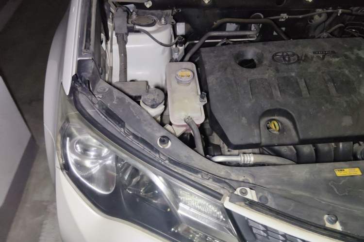 Used Toyota RAV4 2015 2.0L CVT Two-Wheel Drive Fashion Edition Engine Bay Right