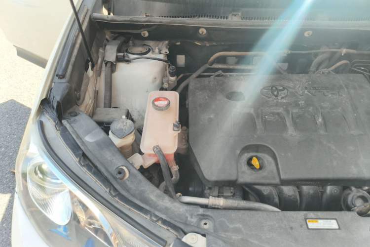 Used Toyota RAV4 2015 2.0L CVT Two-Wheel Drive Fashion Edition Engine Bay Right