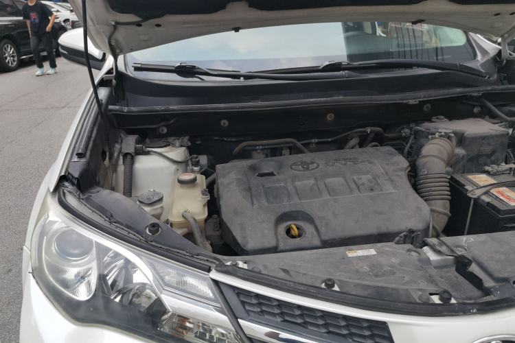 Used Toyota RAV4 2015 2.0L CVT Two-Wheel Drive Fashion Edition Engine Bay Right
