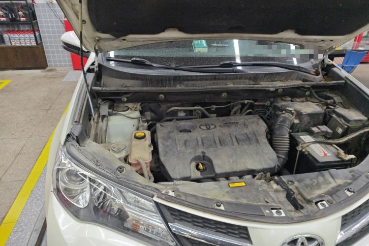 Used Toyota RAV4 2015 2.0L CVT Two-Wheel Drive Fashion Edition Engine Bay Right