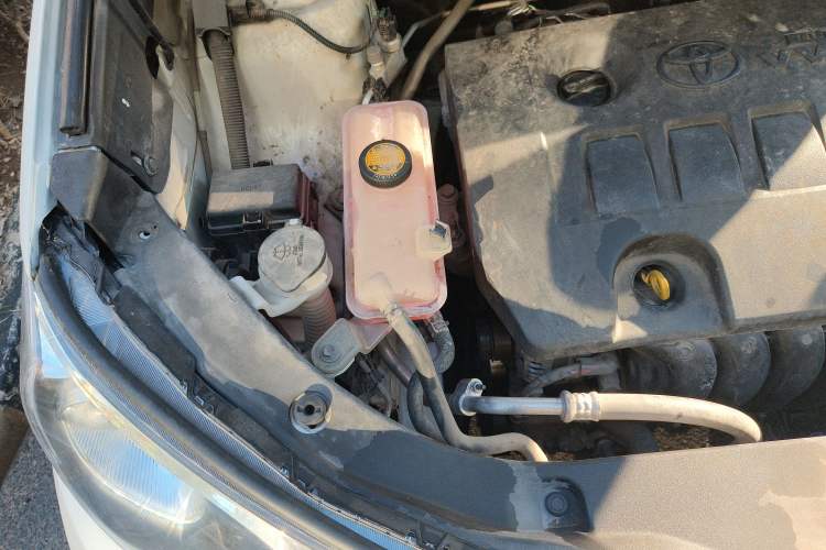 Used Toyota RAV4 2015 2.0L CVT Two-Wheel Drive Fashion Edition Engine Bay Right