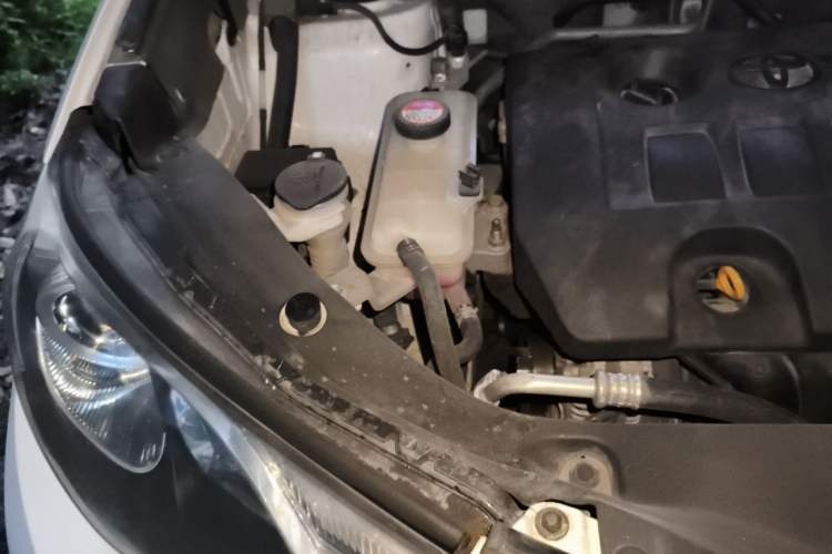 Used Toyota RAV4 2015 2.0L CVT Two-Wheel Drive Fashion Edition Engine Bay Right