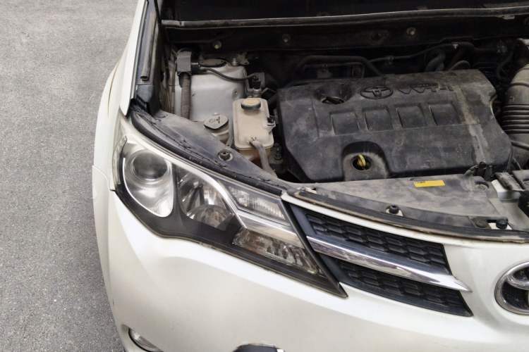 Used Toyota RAV4 2015 2.0L CVT Two-Wheel Drive Fashion Edition Engine Bay Right
