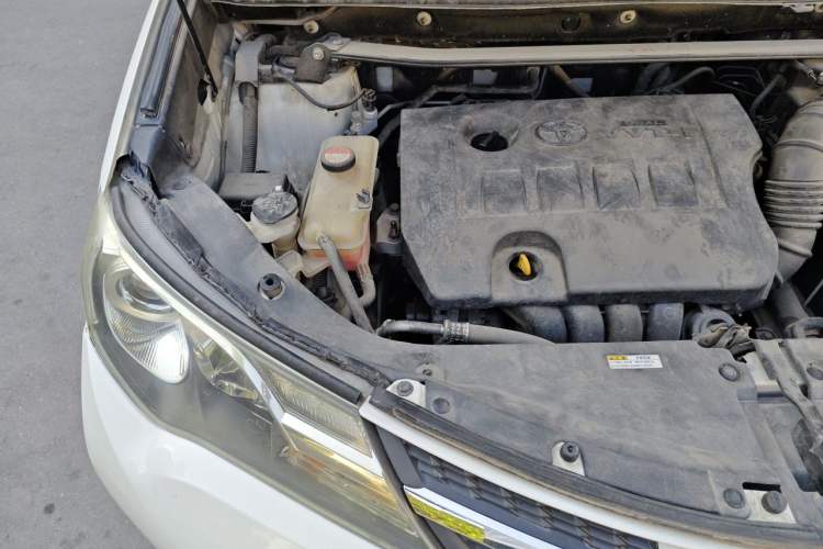 Used Toyota RAV4 2015 2.0L CVT Two-Wheel Drive Fashion Edition Engine Bay Right