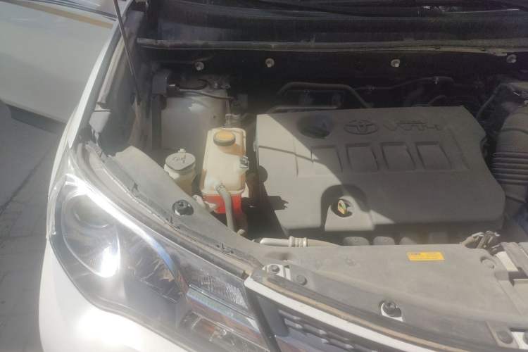 Used Toyota RAV4 2015 2.0L CVT Two-Wheel Drive Fashion Edition Engine Bay Right