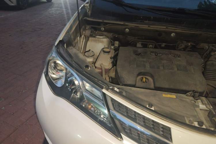 Used Toyota RAV4 2015 2.0L CVT Two-Wheel Drive Fashion Edition Engine Bay Right