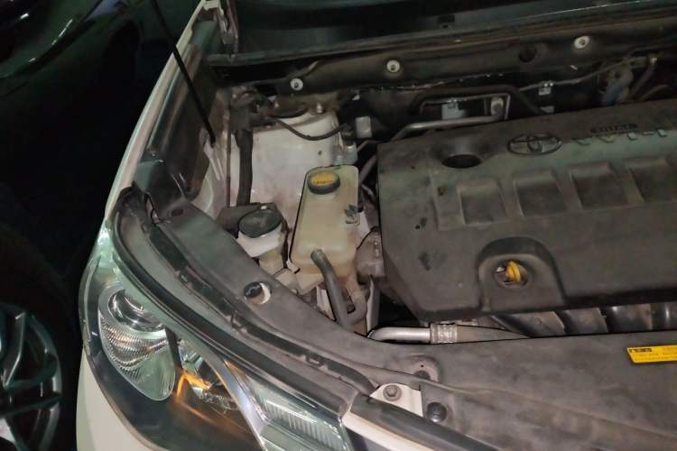 Used Toyota RAV4 2015 2.0L CVT Two-Wheel Drive Fashion Edition Engine Bay Right