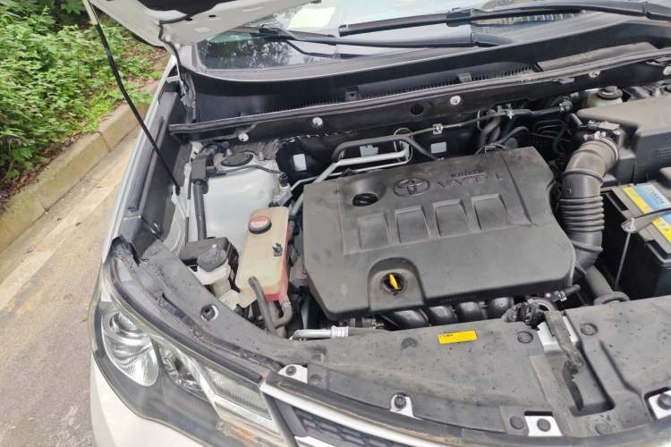 Used Toyota RAV4 2015 2.0L CVT Two-Wheel Drive Fashion Edition Engine Bay Right