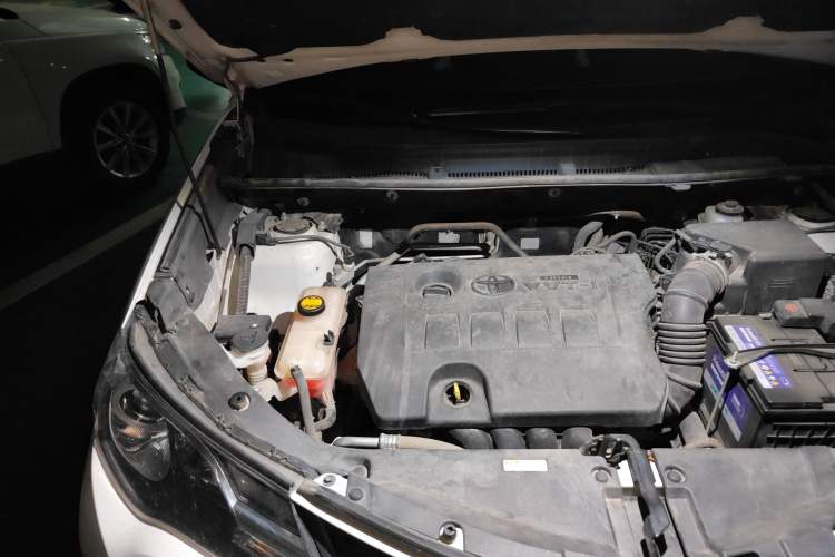 Used Toyota RAV4 2015 2.0L CVT Two-Wheel Drive Fashion Edition Engine Bay Right