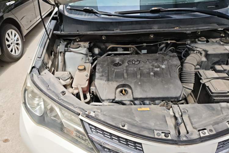 Used Toyota RAV4 2015 2.0L CVT Two-Wheel Drive Fashion Edition Engine Bay Right