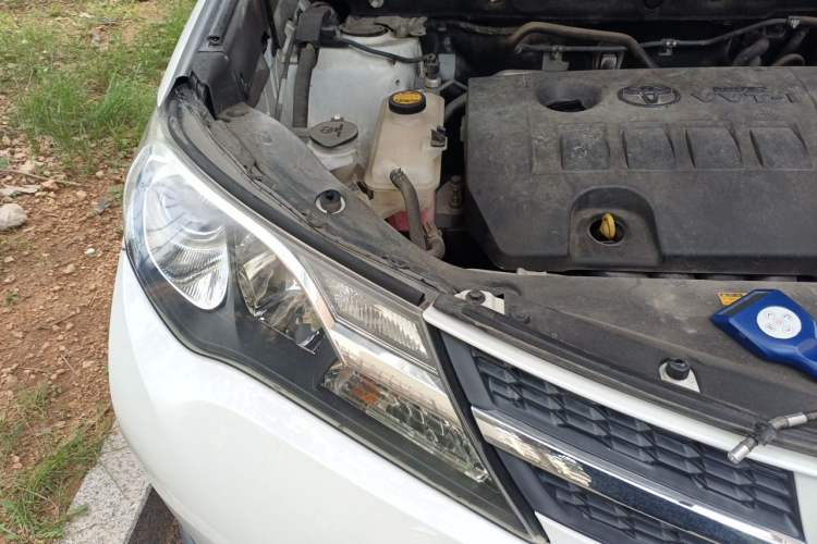 Used Toyota RAV4 2015 2.0L CVT Two-Wheel Drive Fashion Edition Engine Bay Right