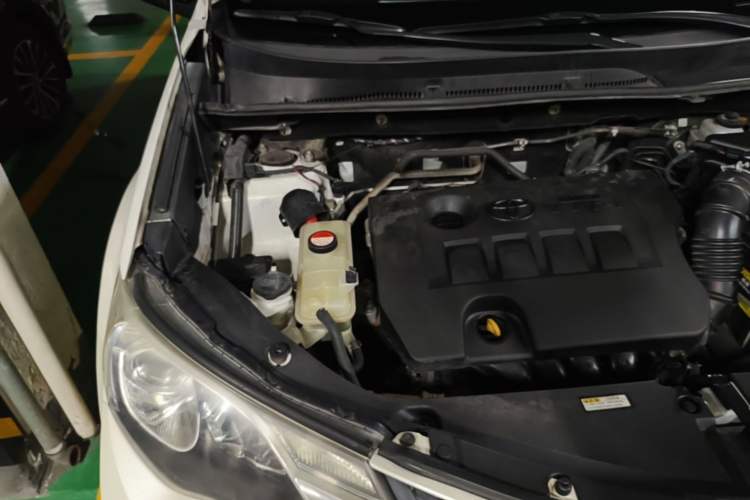 Used Toyota RAV4 2015 2.0L CVT Two-Wheel Drive Fashion Edition Engine Bay Right