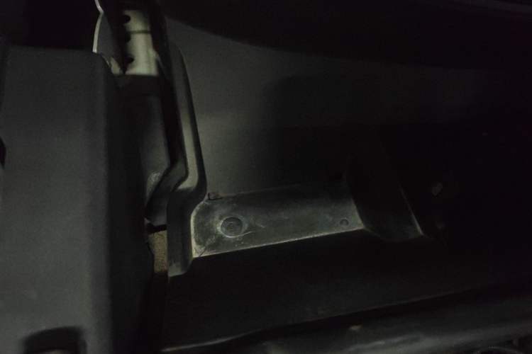 Used Toyota RAV4 2015 2.0L CVT Two-Wheel Drive Fashion Edition Engine Bay Right