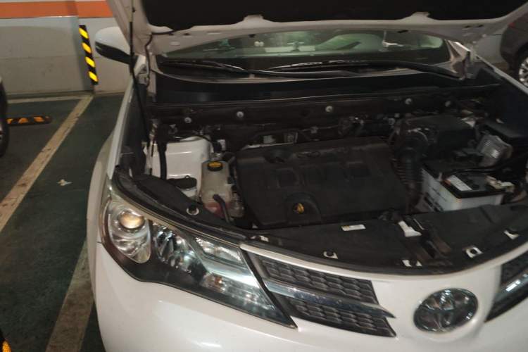 Used Toyota RAV4 2015 2.0L CVT Two-Wheel Drive Fashion Edition Engine Bay Right