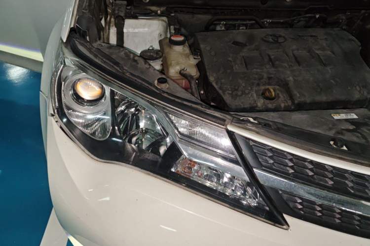 Used Toyota RAV4 2015 2.0L CVT Two-Wheel Drive Fashion Edition Engine Bay Right