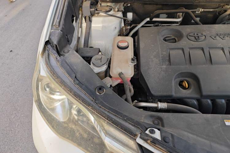 Used Toyota RAV4 2015 2.0L CVT Two-Wheel Drive Fashion Edition Engine Bay Right