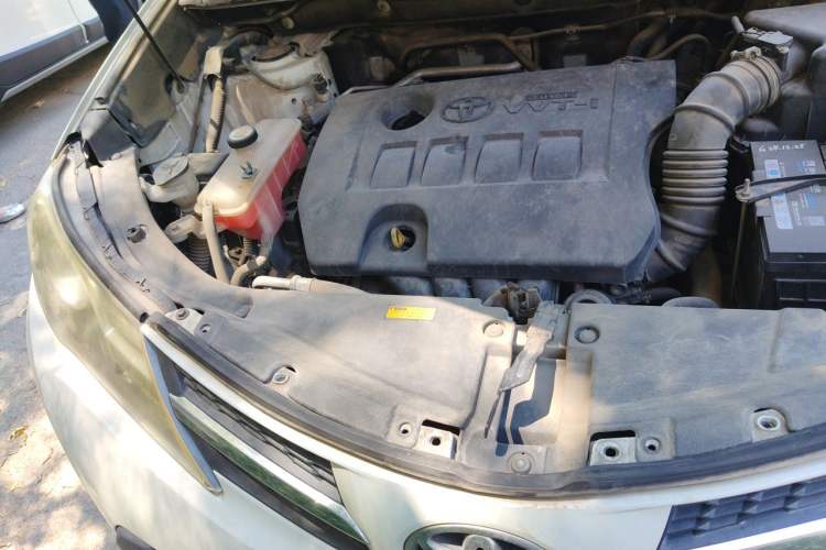 Used Toyota RAV4 2015 2.0L CVT Two-Wheel Drive Fashion Edition Engine Bay Right