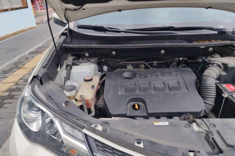 Used Toyota RAV4 2015 2.0L CVT Two-Wheel Drive Fashion Edition Engine Bay Right