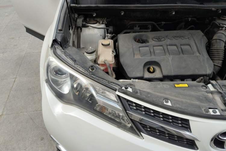 Used Toyota RAV4 2015 2.0L CVT Two-Wheel Drive Fashion Edition Engine Bay Right