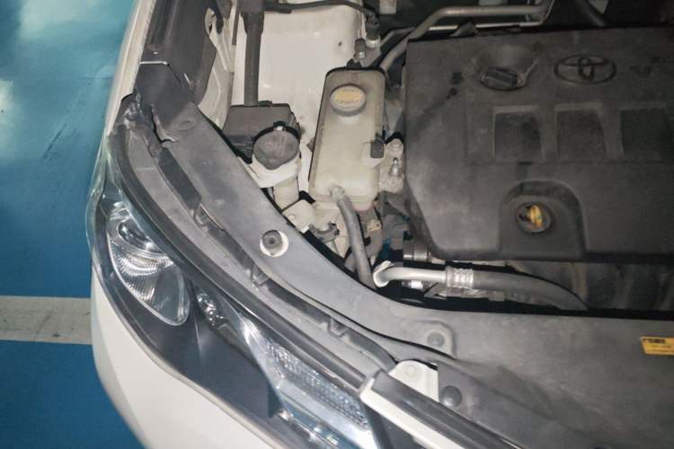 Used Toyota RAV4 2015 2.0L CVT Two-Wheel Drive Fashion Edition Engine Bay Right