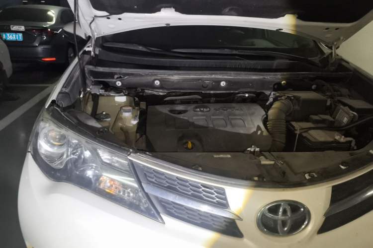 Used Toyota RAV4 2015 2.0L CVT Two-Wheel Drive Fashion Edition Engine Bay Right