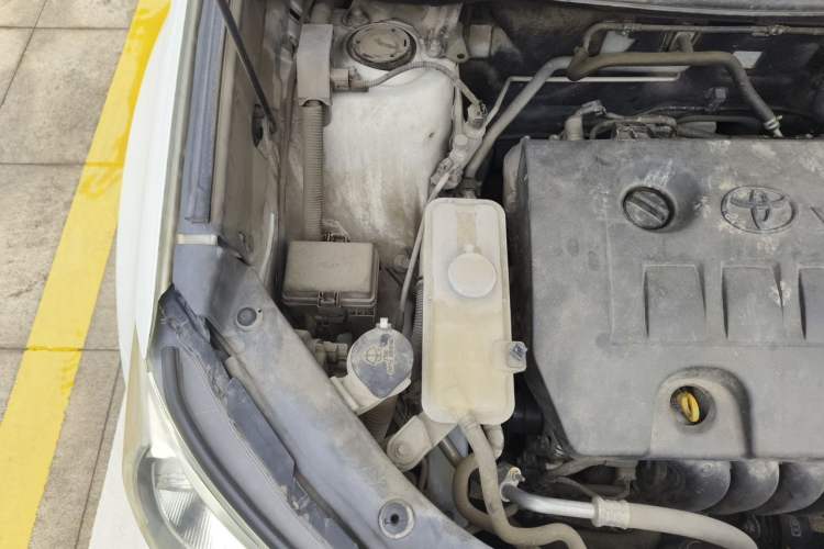 Used Toyota RAV4 2015 2.0L CVT Two-Wheel Drive Fashion Edition Engine Bay Right
