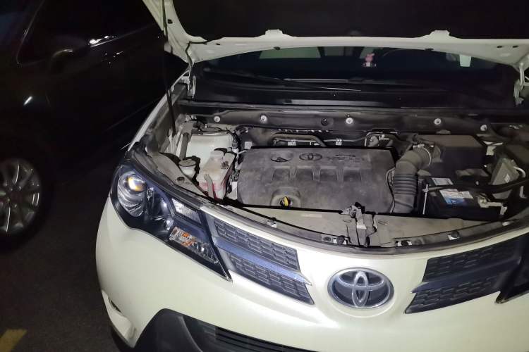 Used Toyota RAV4 2015 2.0L CVT Two-Wheel Drive Fashion Edition Engine Bay Right