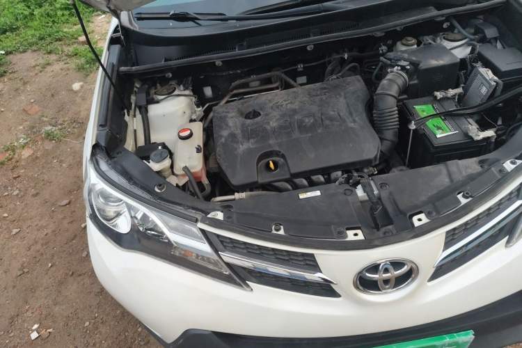 Used Toyota RAV4 2015 2.0L CVT Two-Wheel Drive Fashion Edition Engine Bay Right