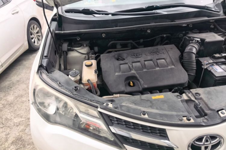 Used Toyota RAV4 2015 2.0L CVT Two-Wheel Drive Fashion Edition Engine Bay Right