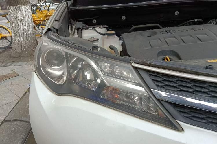Used Toyota RAV4 2015 2.0L CVT Two-Wheel Drive Fashion Edition Engine Bay Right