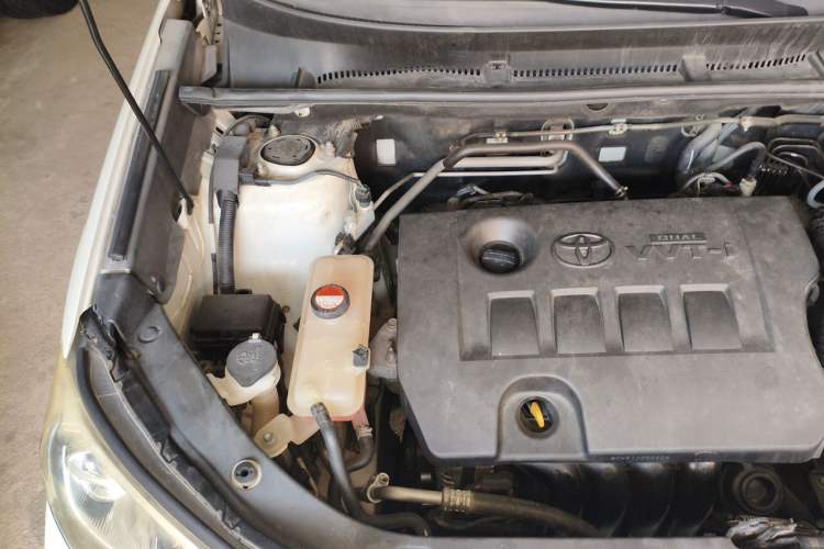 Used Toyota RAV4 2015 2.0L CVT Two-Wheel Drive Fashion Edition Engine Bay Right
