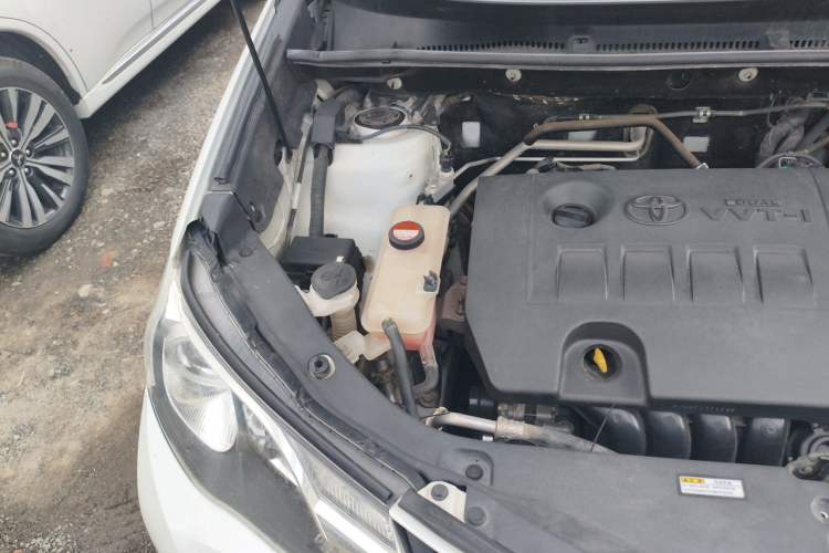 Used Toyota RAV4 2015 2.0L CVT Two-Wheel Drive Fashion Edition Engine Bay Right