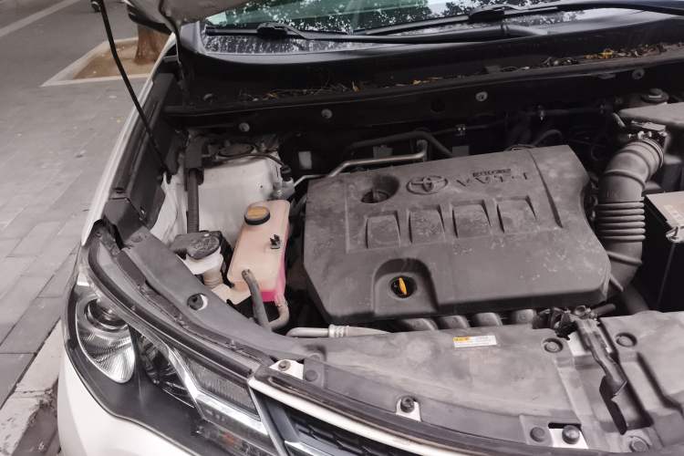 Used Toyota RAV4 2015 2.0L CVT Two-Wheel Drive Fashion Edition Engine Bay Right