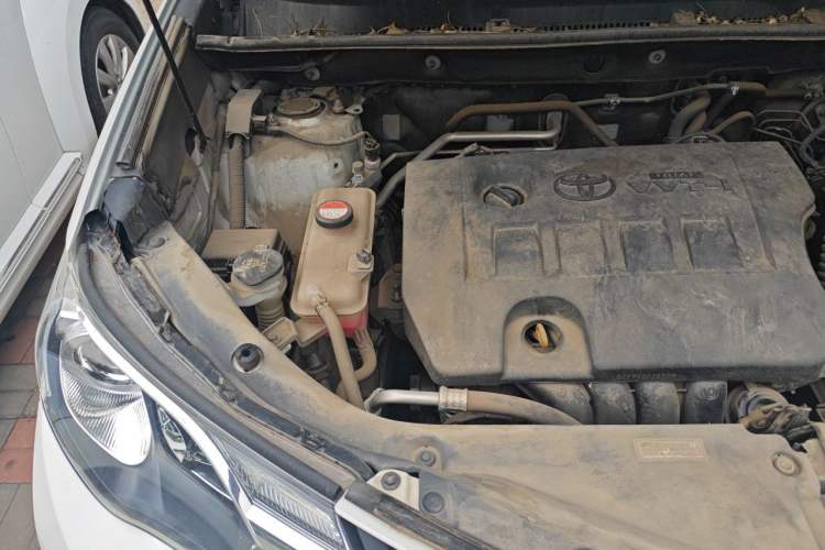 Used Toyota RAV4 2015 2.0L CVT Two-Wheel Drive Fashion Edition Engine Bay Right