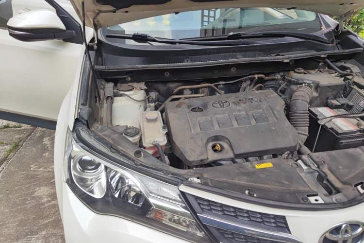 Used Toyota RAV4 2015 2.0L CVT Two-Wheel Drive Fashion Edition Engine Bay Right