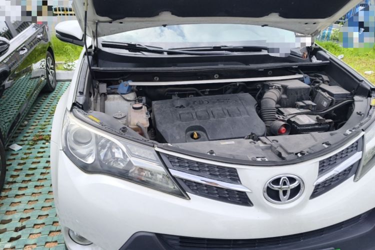 Used Toyota RAV4 2015 2.0L CVT Two-Wheel Drive Fashion Edition Engine Bay Right