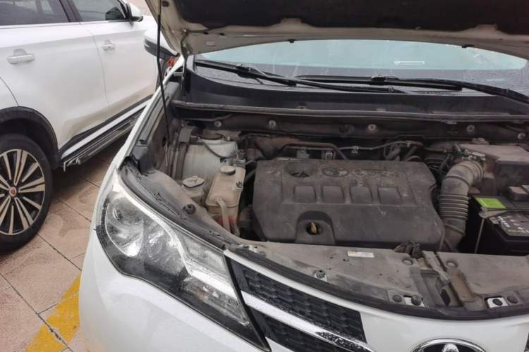 Used Toyota RAV4 2015 2.0L CVT Two-Wheel Drive Fashion Edition Engine Bay Right