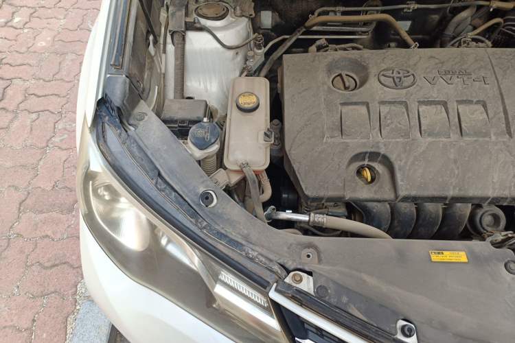 Used Toyota RAV4 2015 2.0L CVT Two-Wheel Drive Fashion Edition Engine Bay Right