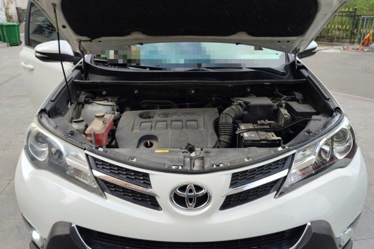Used Toyota RAV4 2015 2.0L CVT Two-Wheel Drive Fashion Edition Engine Bay